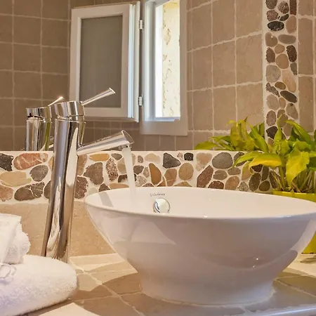 Minivilla Lilas Independante A Avec Jardin Et Piscine Jardin Et Bbq Calvi (Corsica)