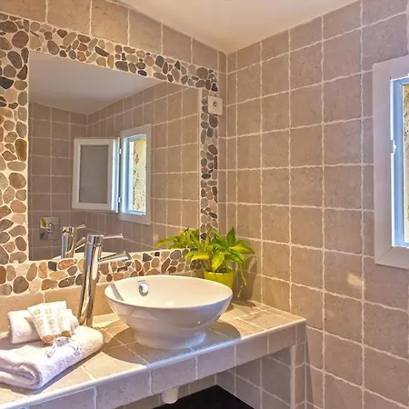 Minivilla Lilas Independante A Avec Jardin Et Piscine Jardin Et Bbq